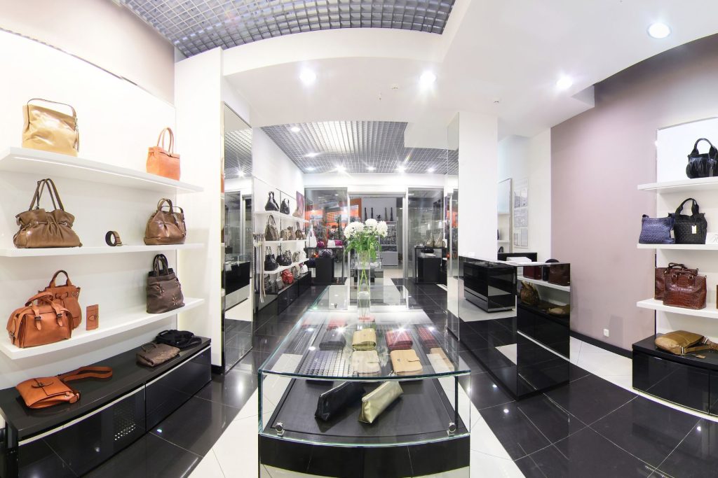 mobilierul comercial la comanda
